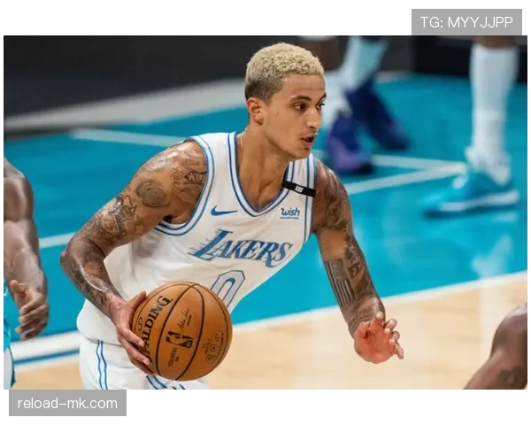 库兹马无球跑动效率提升，拉开空间改变进攻结构